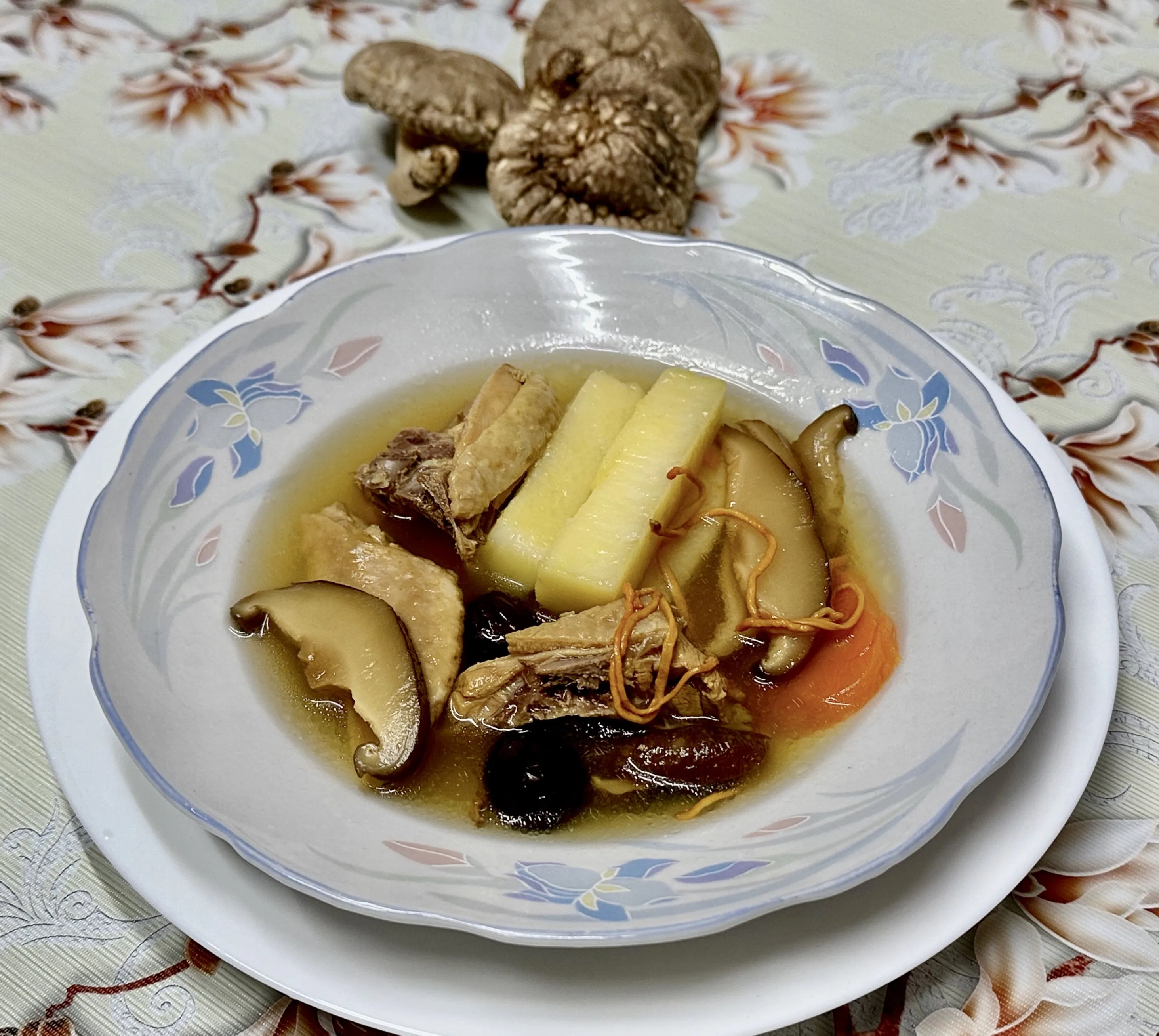 雞湯裡最常看到的食材就是香菇了。蕭秀琴攝