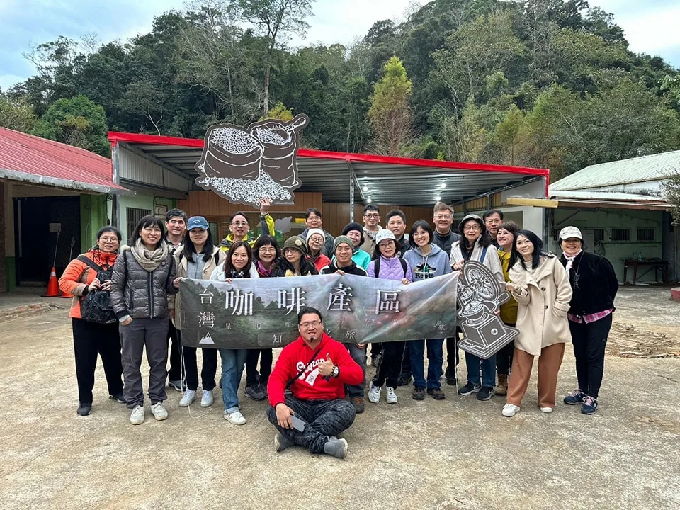 戴嘉延擔任導覽員，摎遊客紹介馬武督有機咖啡耕種个過程。鍾孝昇攝