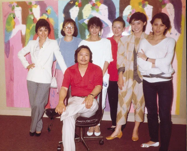 畫家丁雄泉在台北開畫展，謝孝德(坐椅子者)與參與畫展的當年知名美女明星合影。謝宇威提供