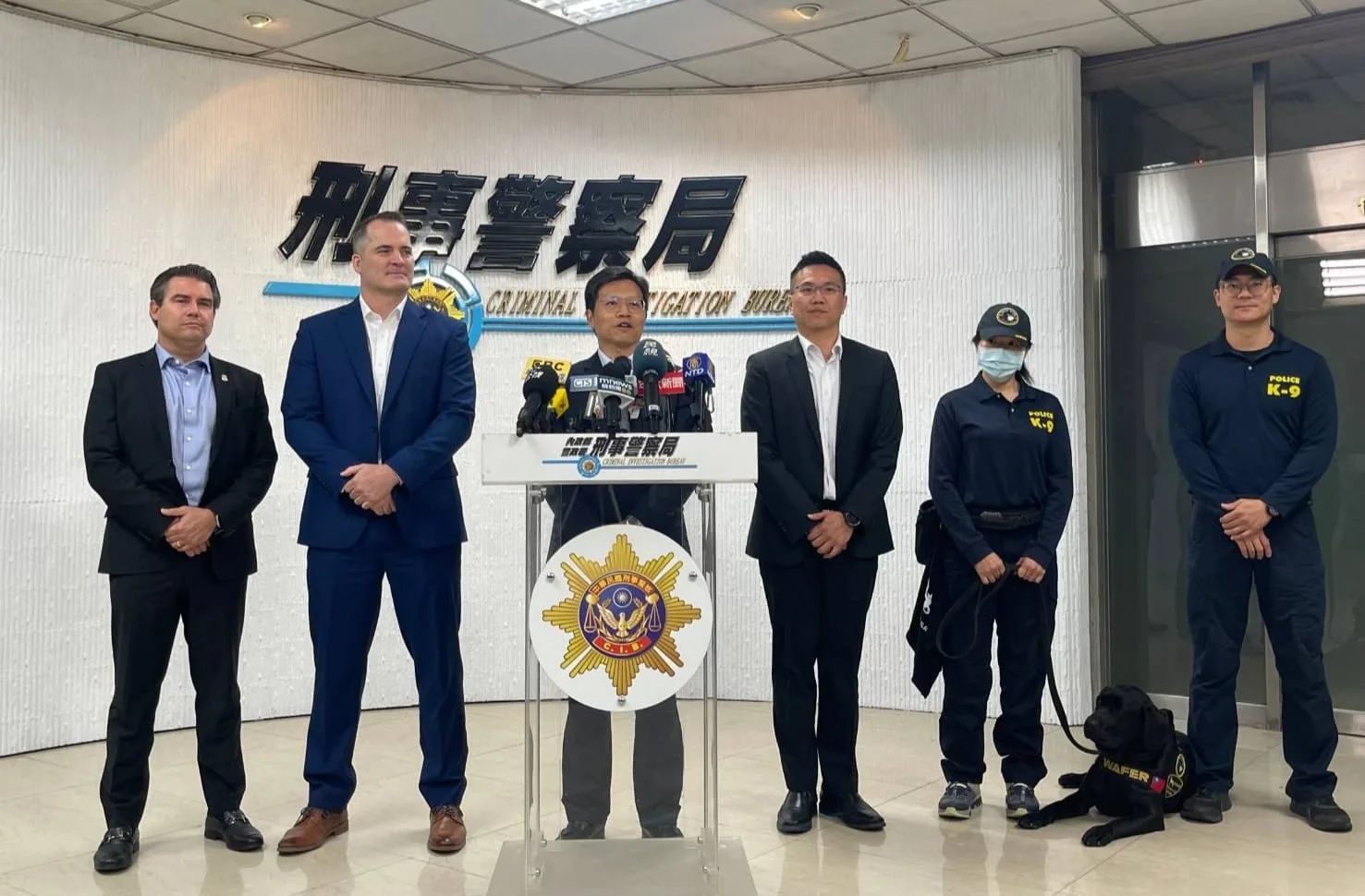 刑事局26日舉行記者會公布全台首隻電子產品偵測犬Wafer（晶圓）執行勤務成效，美國國土安全調查署台北辦公室主任Brian Sherota（左起）、「地下鐵路行動（Operation Underground Railroad）亞洲區副主席戴維斯（Nate Davis）與刑事局國際刑警科研究員李昆達等人出席與會。中央社