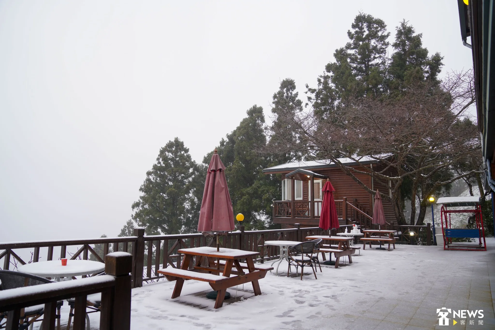 拉拉山凌晨飄起大雪，山上成銀白世界。李台源攝