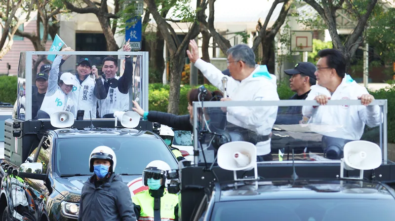 選戰倒數,台灣民眾黨總統候選人柯文哲(前車前左)與副總統候選人吳欣盈(後車前左)11日從台北市中山21號廣場出發車掃,沿途尋求民眾支持。<br />中央社