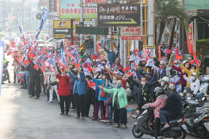 2024總統暨立委選舉進入最後倒數,國民黨總統候選人侯友宜8日上午在台南市進行車隊掃街,許多支持者在路邊揮舞國旗與競選旗幟,準備迎接侯友宜車隊為他加油。中央社