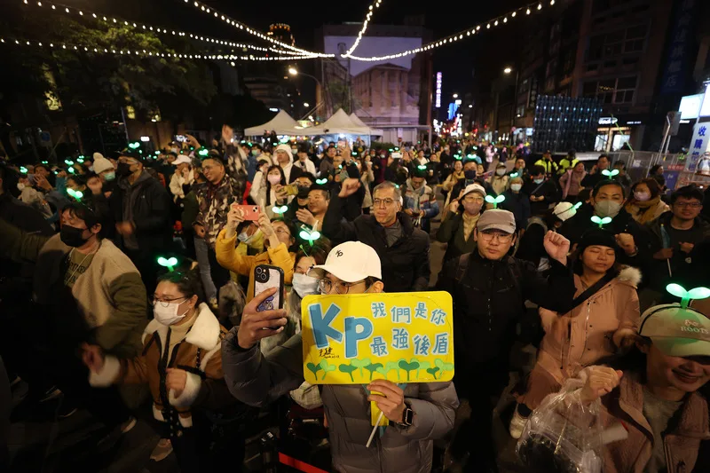 「扛阿北守台灣 感恩守夜晚會」由民間自主發起,11日晚間在台北市北門廣場舉行,現場聚集大批台灣民眾黨支持者,用行動為民眾黨正副總統候選人柯文哲、吳欣盈加油打氣。中央社