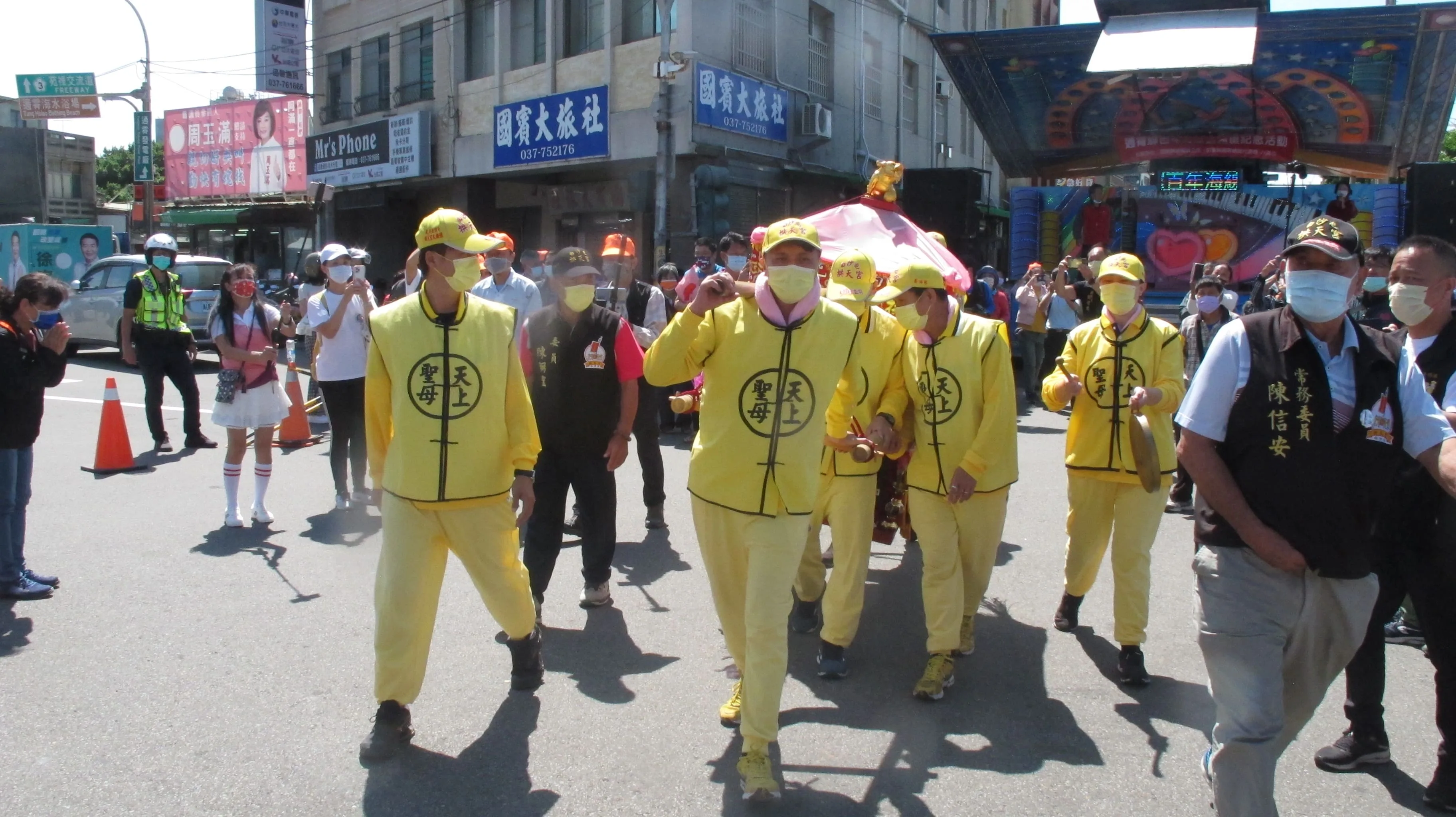 通霄鎮是選情「章魚哥」，該鎮白沙屯拱天宮媽祖進香一年比一年熱鬧盛大，提高通霄知名度，圖為拱天宮媽祖前年參加海線火車通車百週年。何來美攝