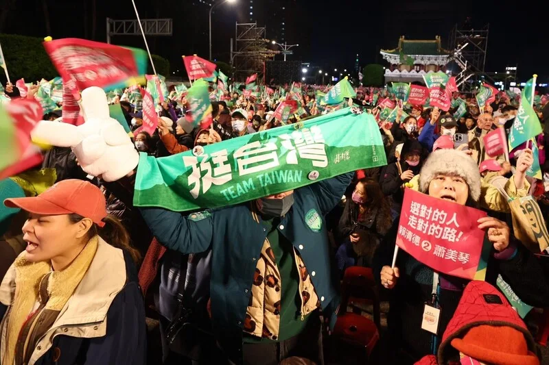 「凱道護國之夜」現場人群情緒高昂，「凍蒜」聲不絕於耳。中央社