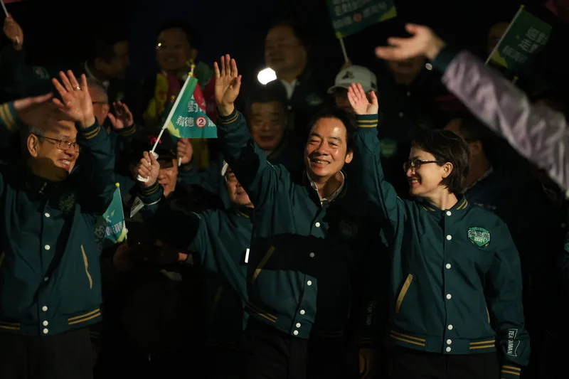 民進黨總統候選人賴清德（右2）、副總統候選人蕭美琴（右）向群眾揮手致意說晚安。中央社