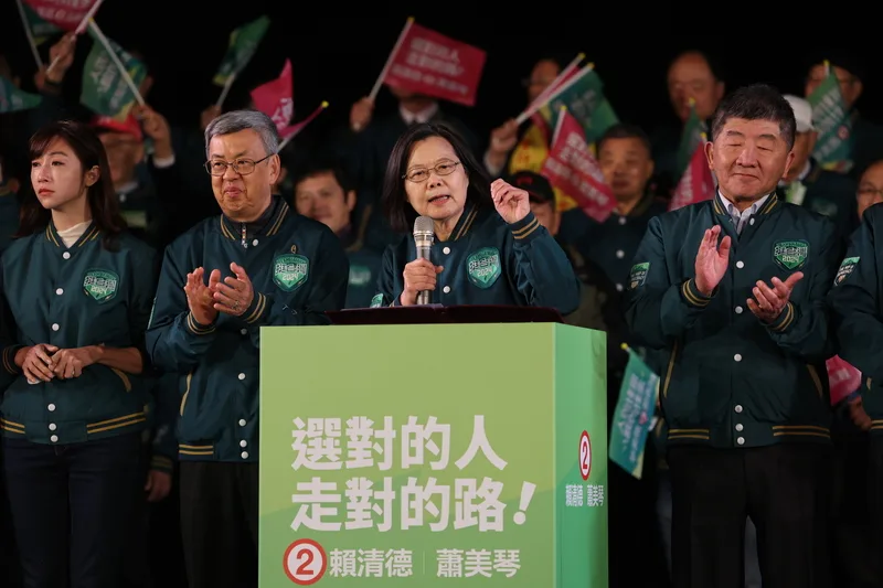 總統蔡英文（前右2）11日晚間在府前出席民進黨「凱道護國之夜」造勢晚會，蔡總統向支持者喊話，「2024年，請再相信蔡英文一次，因為，蔡英文相信賴清德」，賴清德是唯一準備好的人，他不會變換球隊，更不會到最後一刻才決定是哪隊，他一直都是台灣隊。中央社