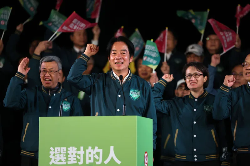 民進黨11日晚間在台北凱達格蘭大道舉辦大型造勢晚會，現場人潮爆滿；黨籍總統候選人賴清德（前中）壓軸現身致詞，他提出「4個堅持」，強調確保台灣不走回頭路。中央社