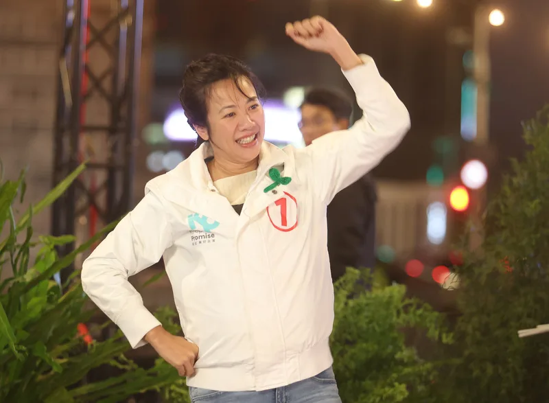 大選倒數,由民間發起的「扛阿北守台灣 感恩守夜晚會」11日晚間在台北市北門廣場舉行,台灣民眾黨副總統候選人吳欣盈到場參與,和支持者一起大跳炸裂舞,呼喊口號、尋求支持。中央社