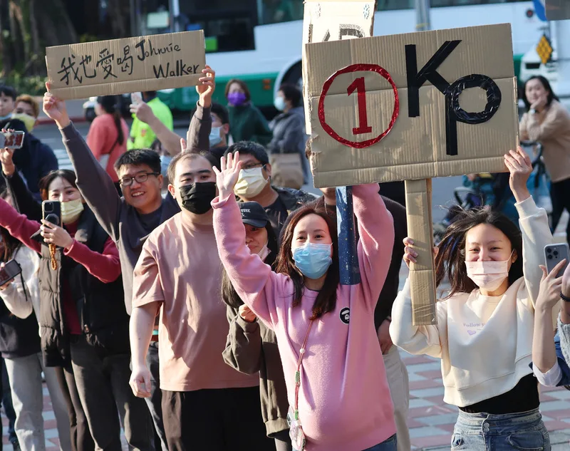 台灣民眾黨正副總統候選人柯文哲、吳欣盈11日下午在台北市區進行車隊掃街,向民眾拜票,支持群眾帶著自製標語看板在路旁相挺。中央社