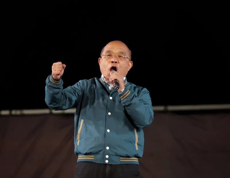 前行政院長蘇貞昌登台向支持者喊話，籲請選民務必用選票選出對的人，讓台灣繼續走對的路。中央社