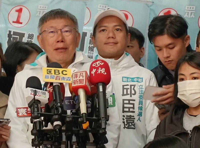 民眾黨總統候選人柯文哲(前左)11日前往新北市中和、永和區拜票衝選情,也為黨籍立委候選人邱臣遠(前左2)拉抬聲勢。(邱臣遠服務處提供)中央社