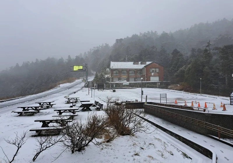 合歡山降雪創入冬最多 　放晴藍天白雪美不勝收