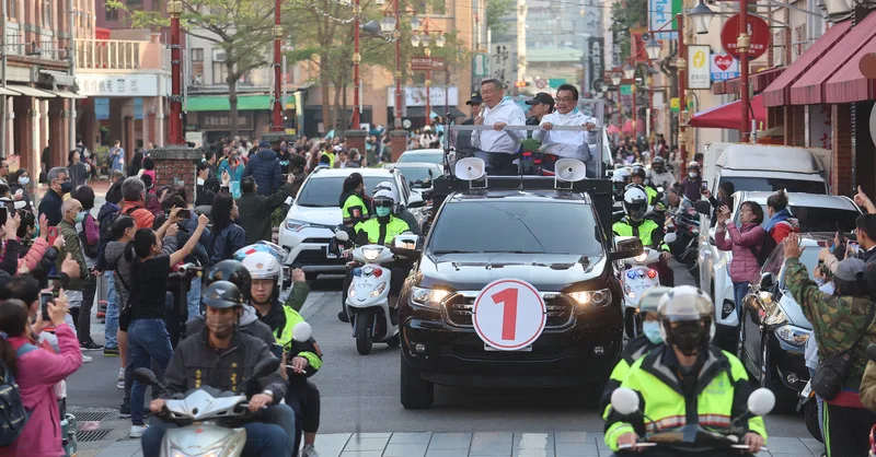 台灣民眾黨總統候選人柯文哲(中車上前左)11日下午在台北市區以車隊掃街,全力催票、固票、拉票,車隊行經迪化街商圈時,路旁不少民眾搶拍。<br />中央社
