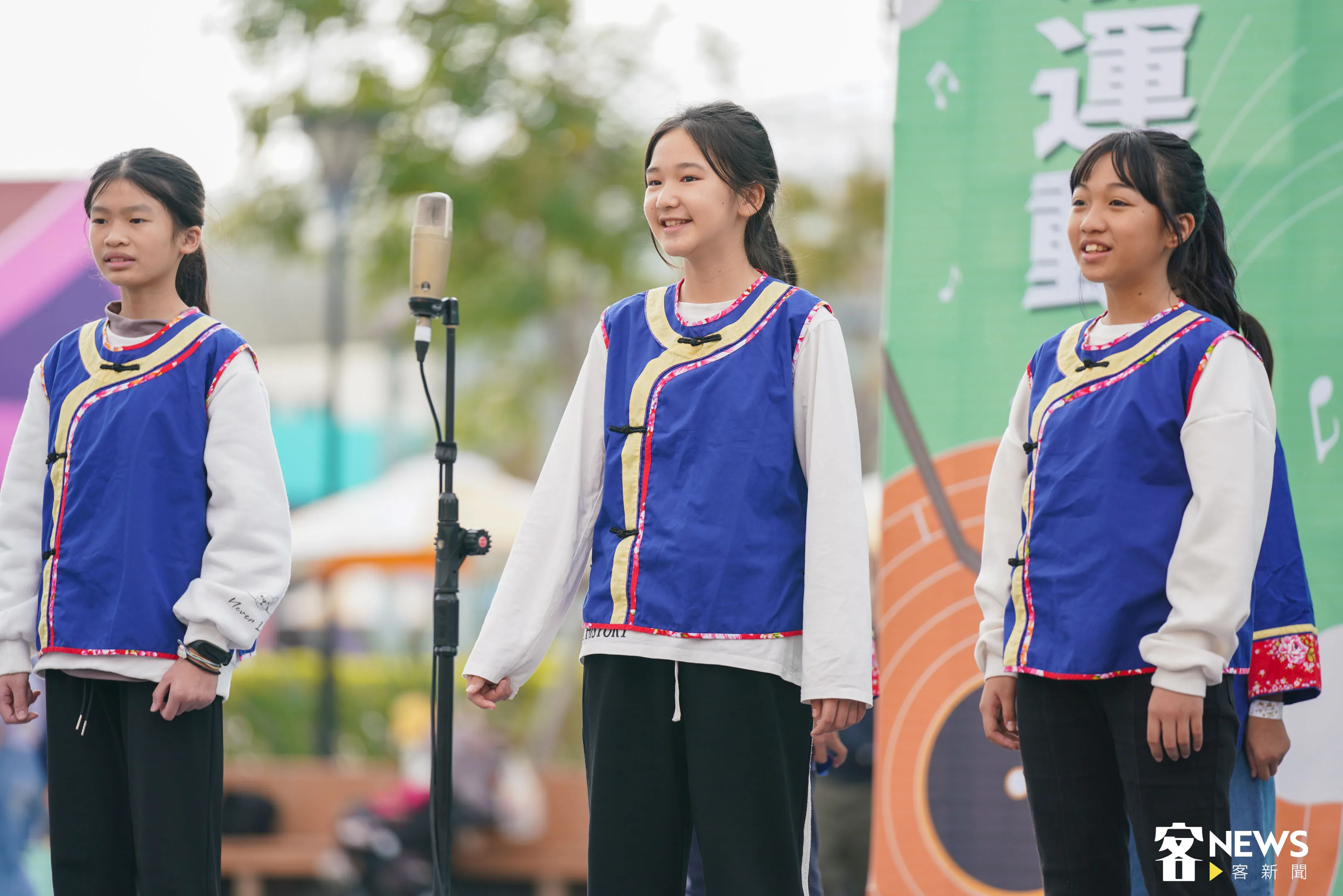 吉東國小同學們上台唱自己的校歌〈共下〉。范修語攝