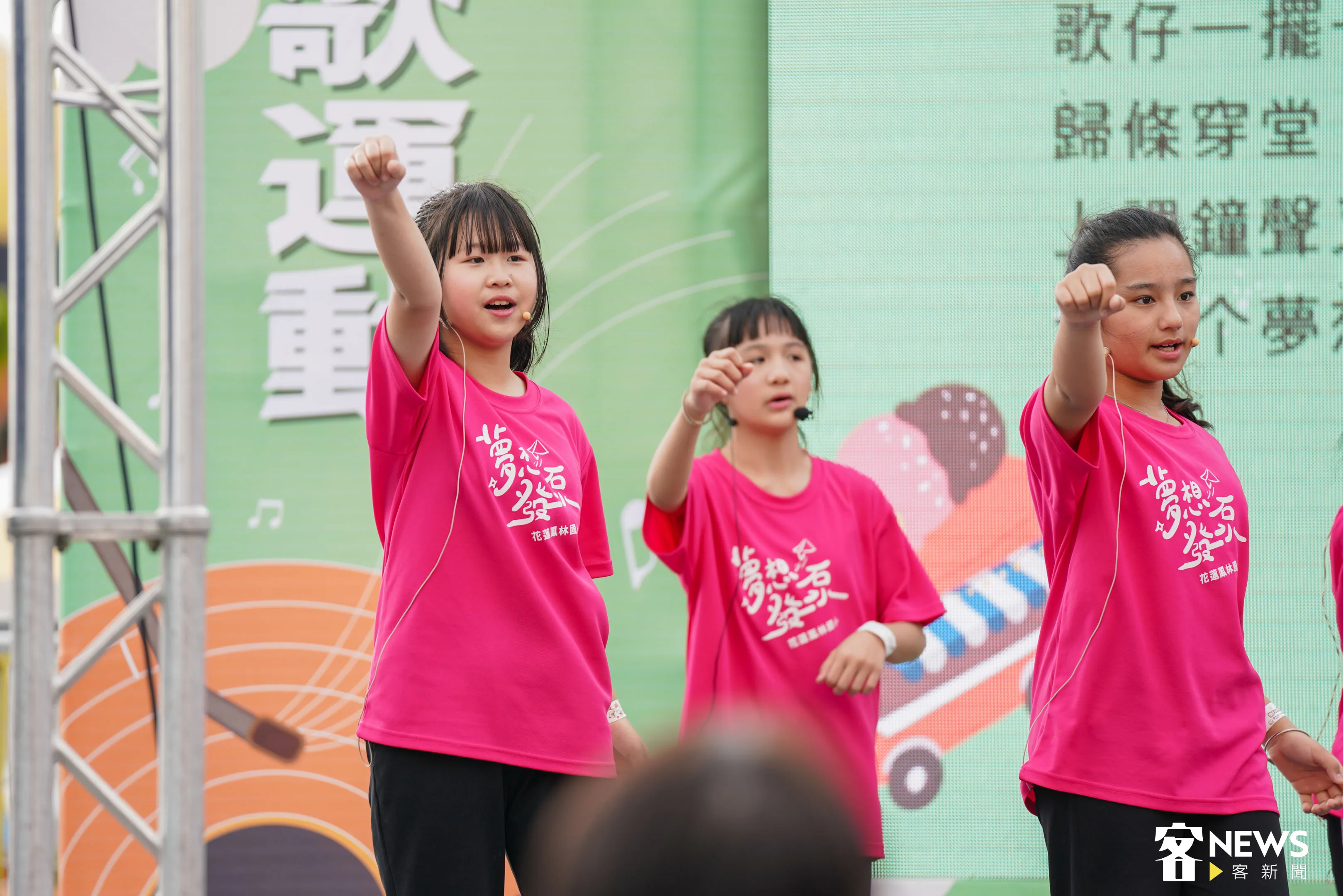鳳林國小同學自己設計手勢舞。范修語攝