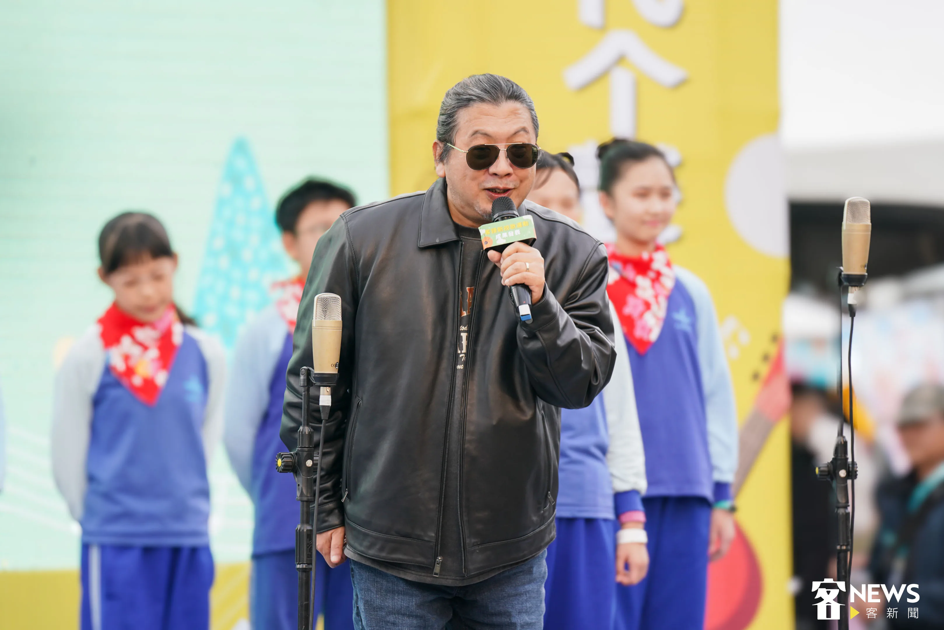 金曲歌王劉劭希，把舞台留給同學，讓他們唱自己的土牛國小校歌。范修語攝