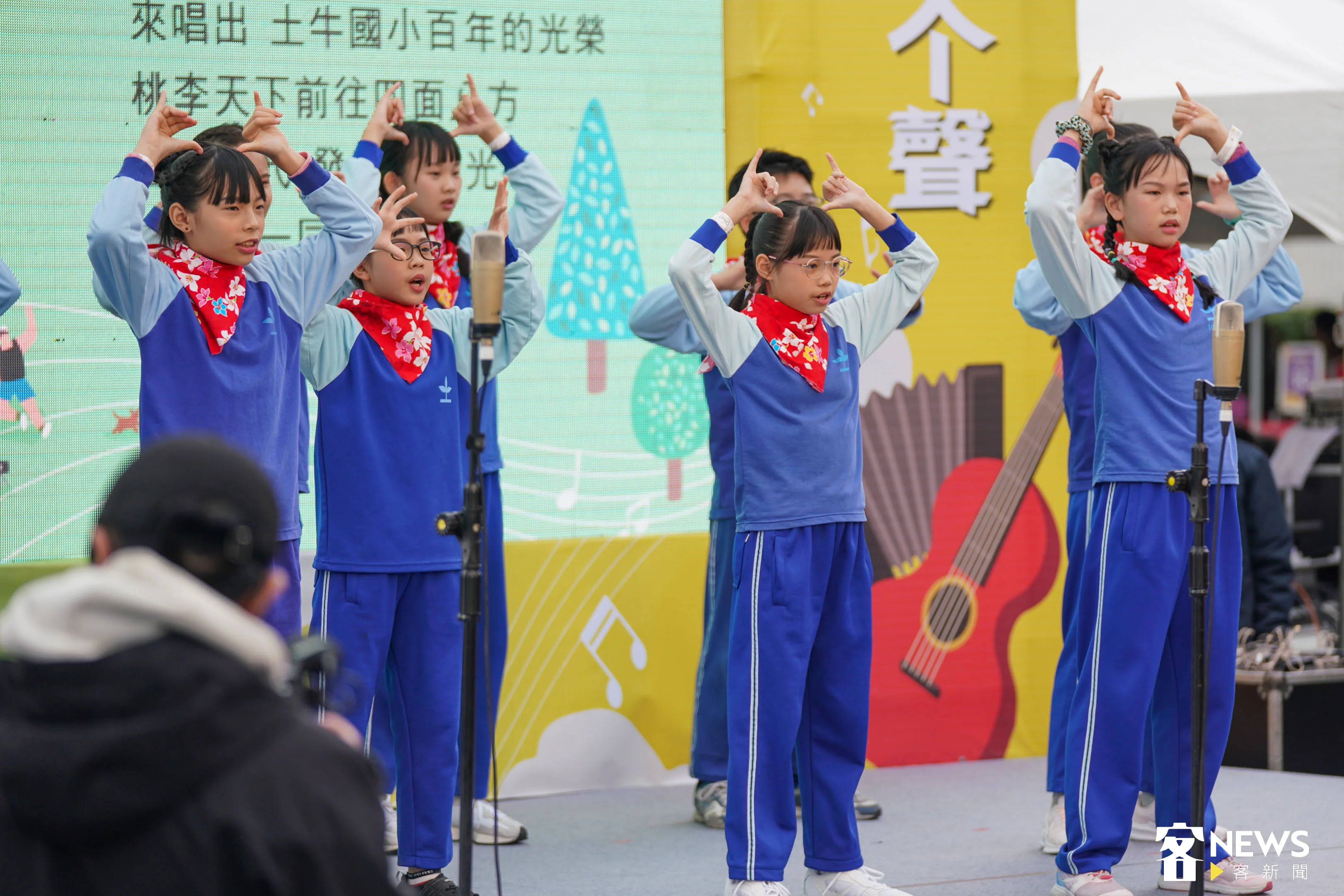臺中土牛國小同學唱新校歌。范修語攝