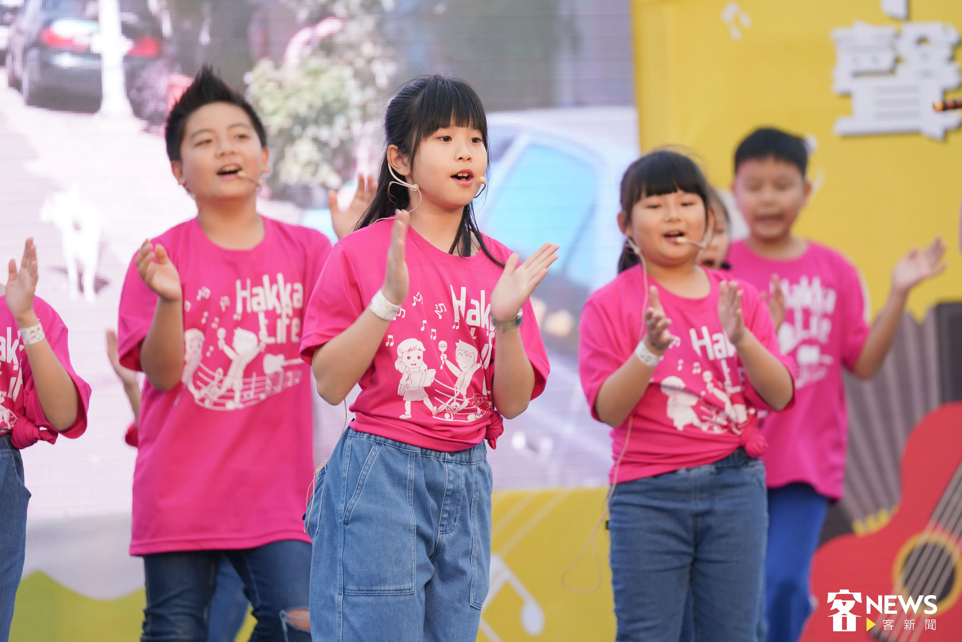 富岡國小同學熱情演唱新校歌〈Hakka Life 好客來富岡〉。范修語攝
