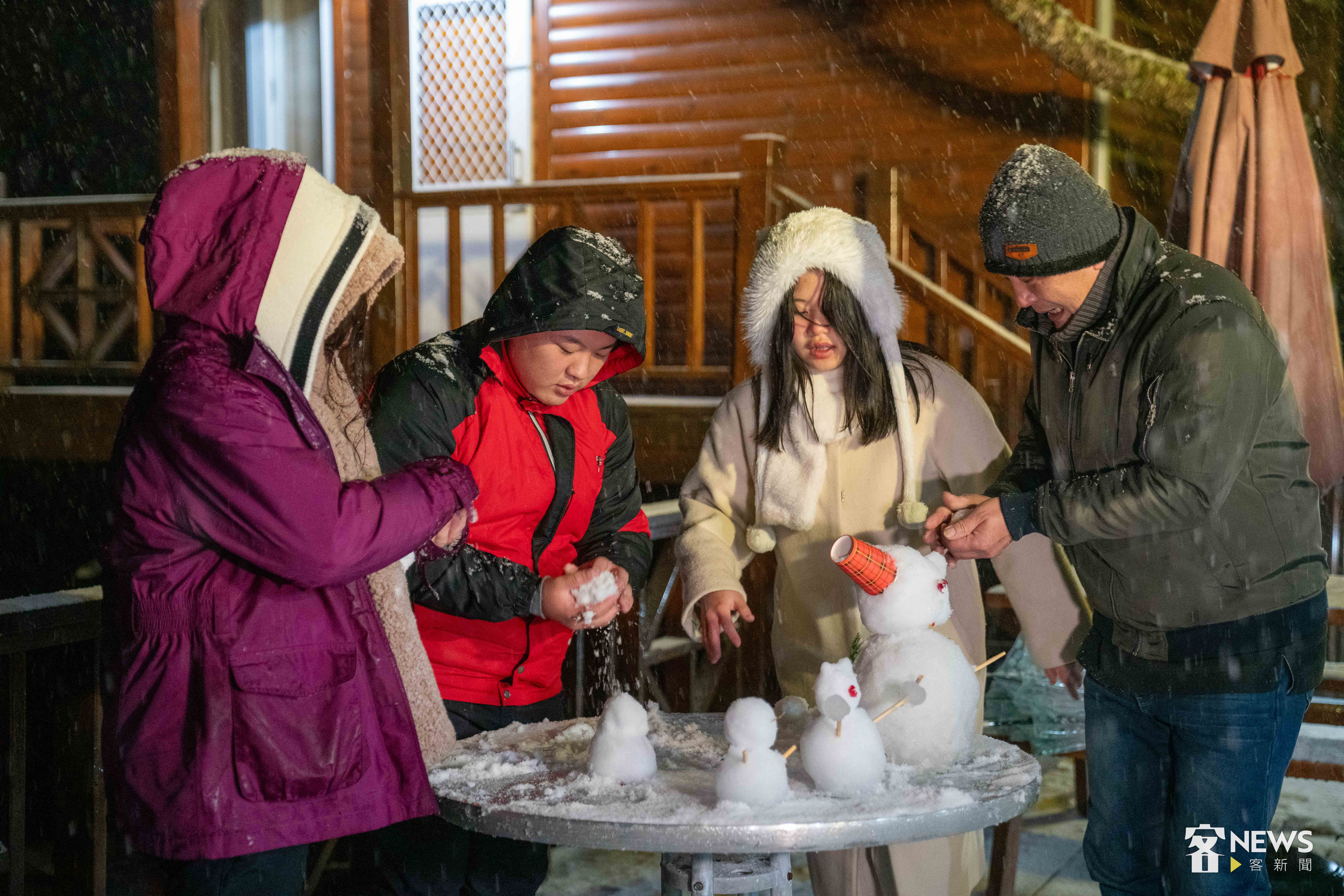遊客開心地堆起雪人，直呼沒在台灣看過這麼大的雪。李台源攝