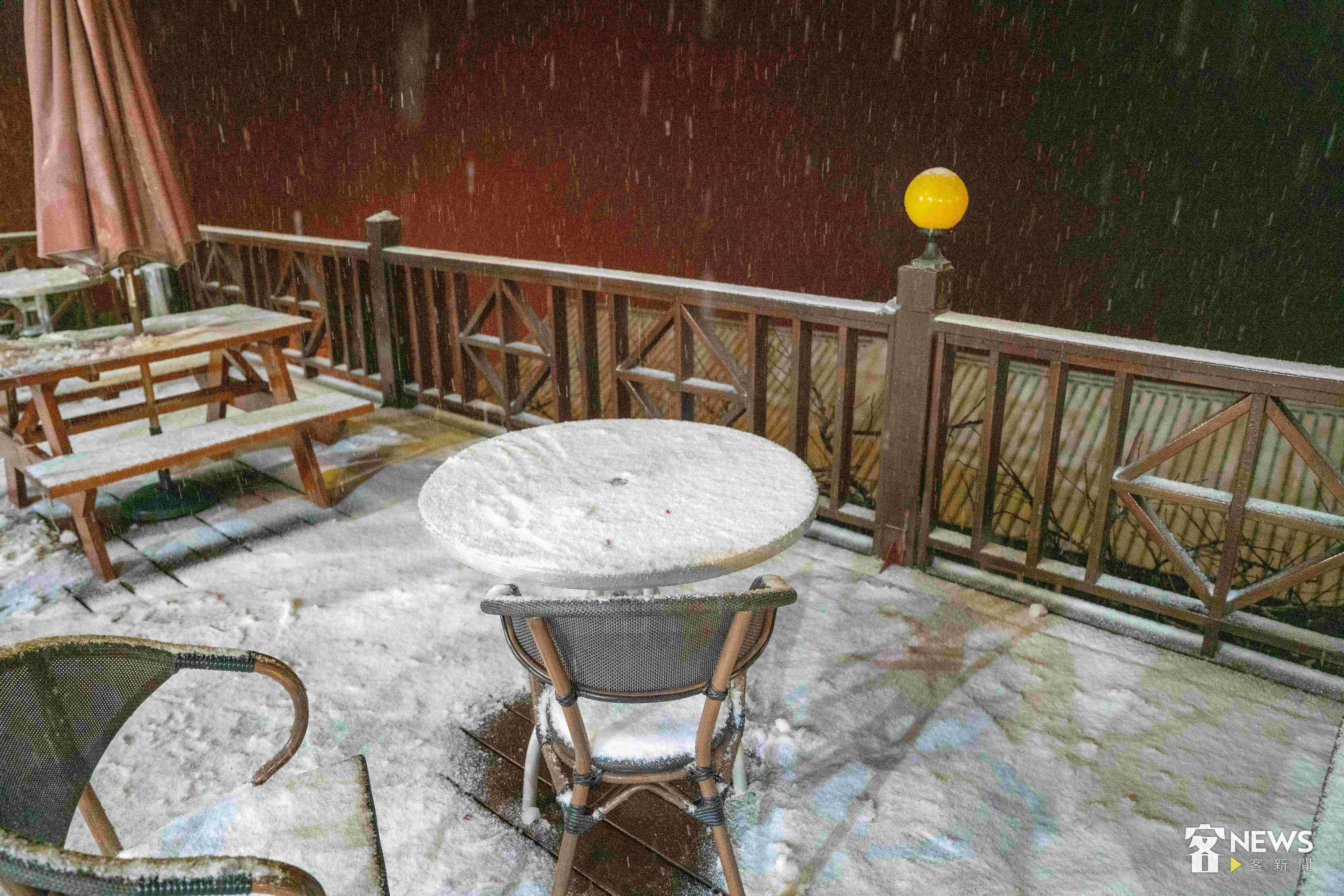 桌上已經積滿厚厚一層白雪。李台源攝