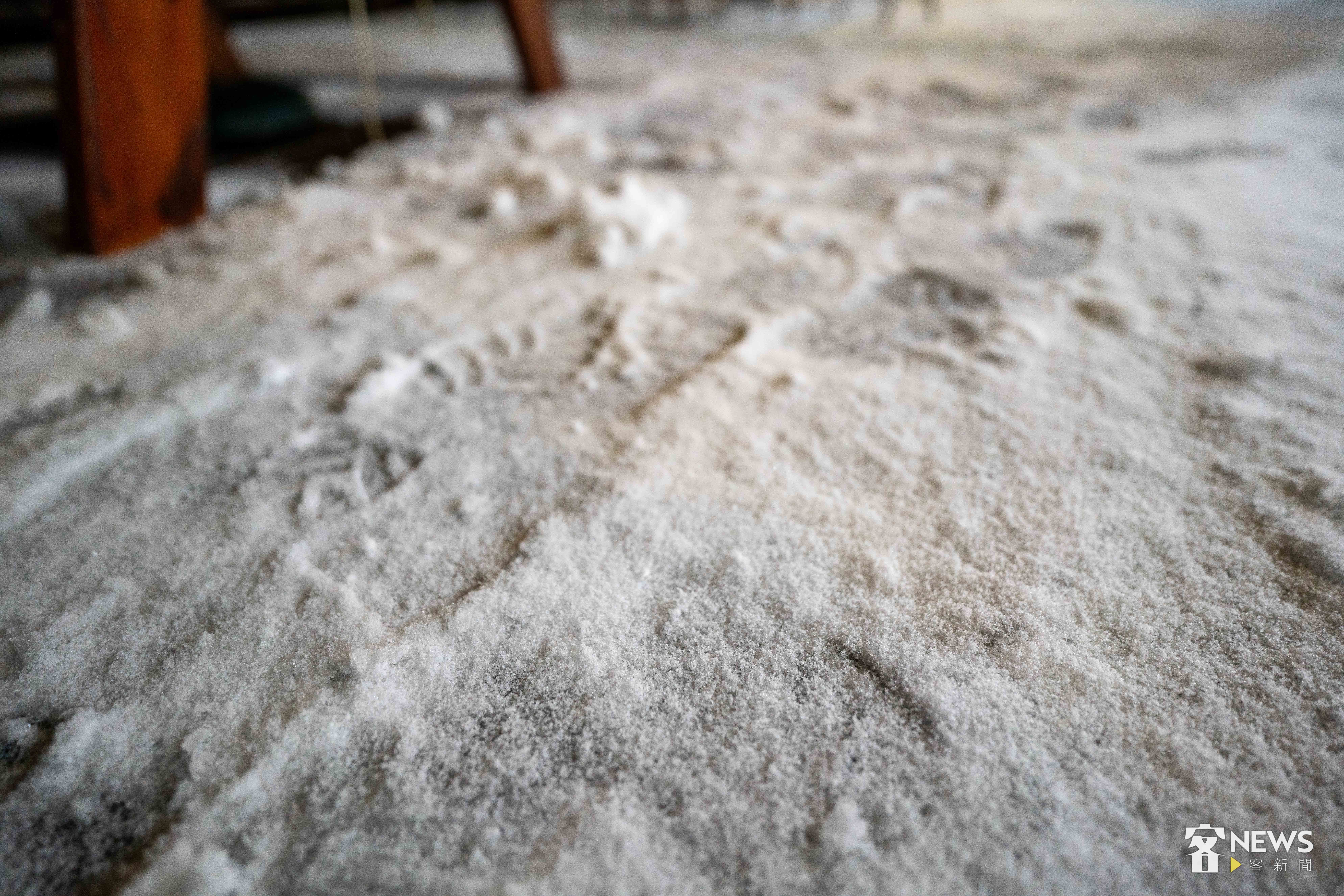 不到一個小時的時間，地上已經積了厚厚一層雪。李台源攝