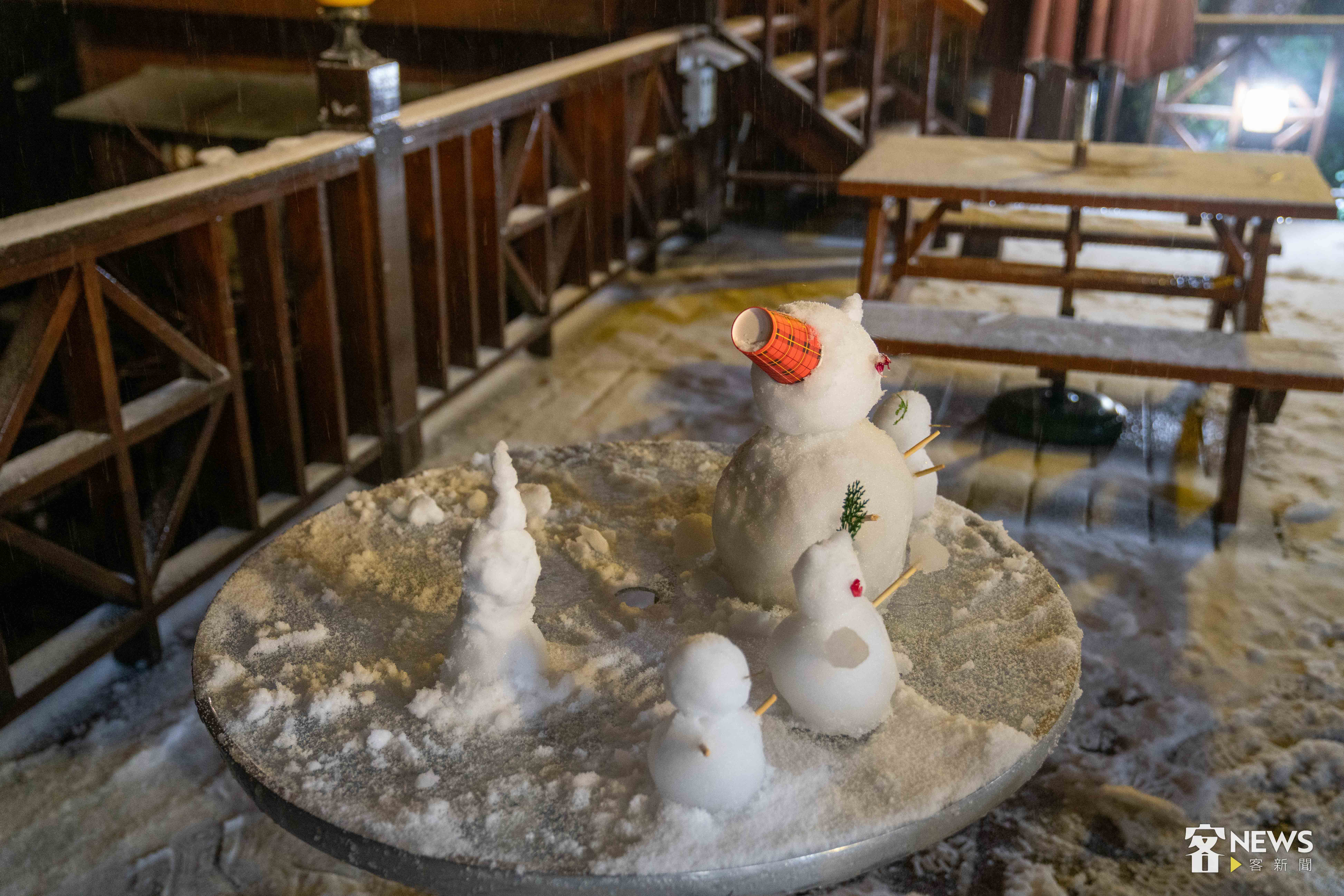 遊客開心地在桌上堆起雪人。李台源攝