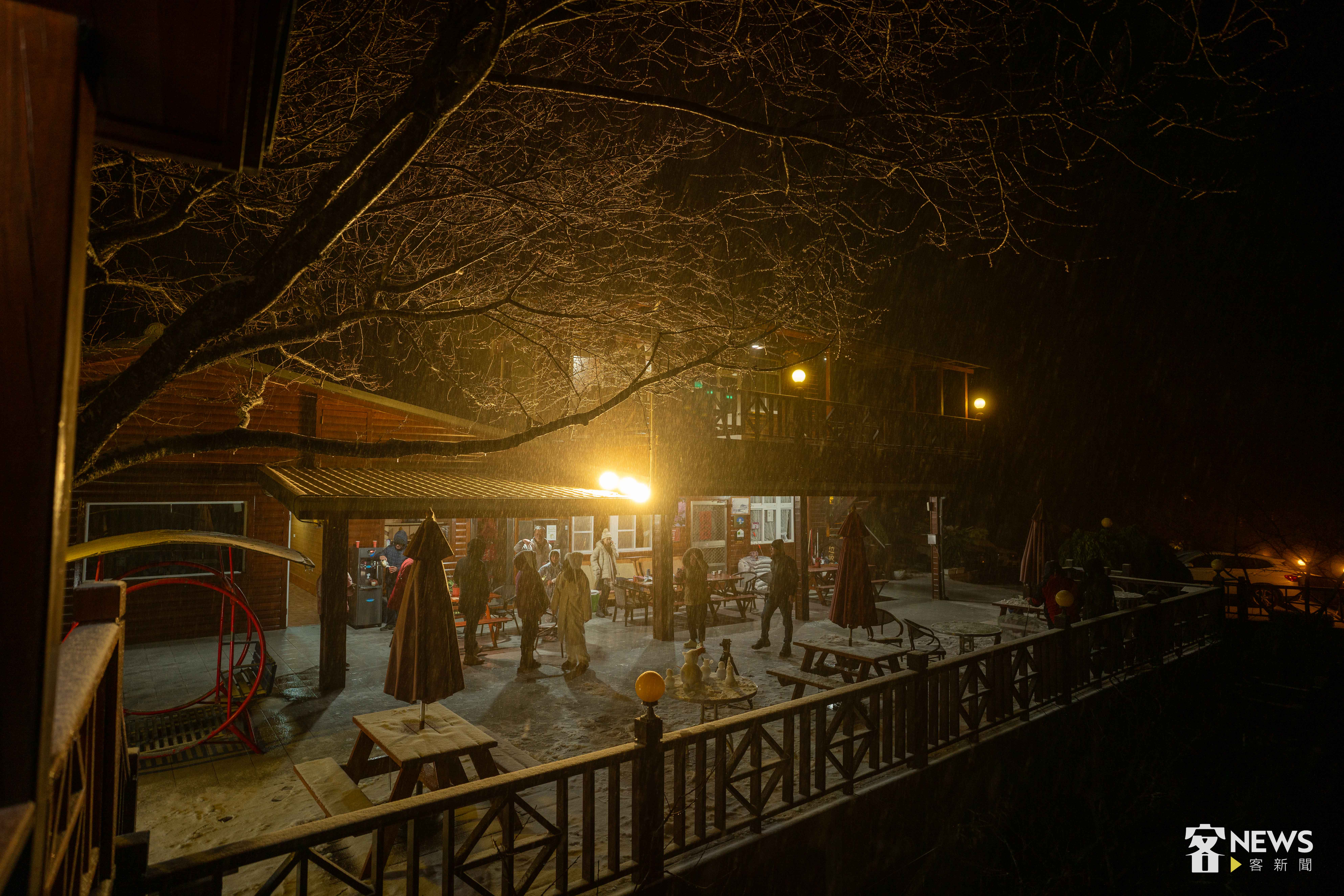 民眾守候至半夜終於看到降雪。李台源攝