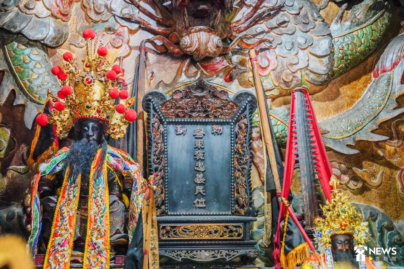 甲仙義民爺牌位，後來經張玉水的繼承，義民信仰有了乩身的科儀。洪俊傑攝