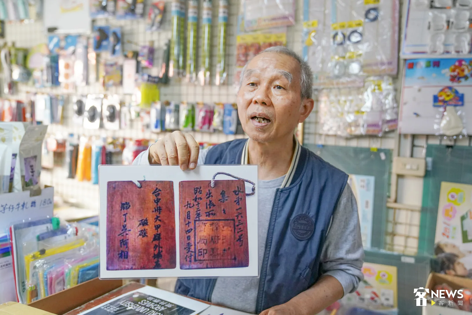 文史工作者游永福，家族是從嘉義梅山遷來甲仙的詔安客，他向《客新聞》述說客籍移民在甲仙開採樟腦的歷程。洪俊傑攝