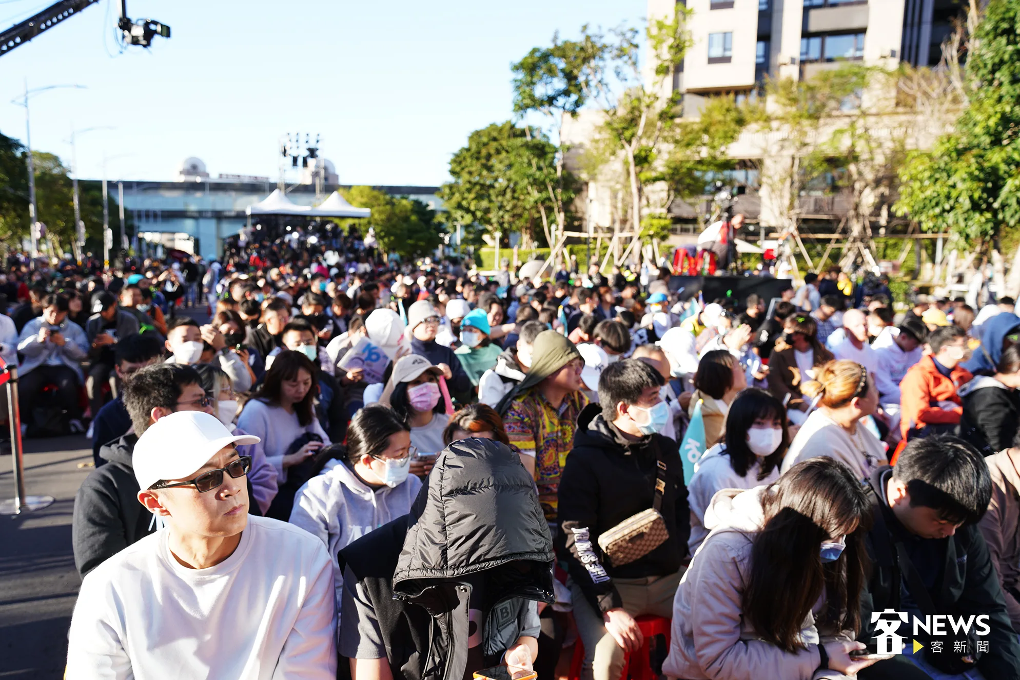 16:00開票後,柯文哲總部前越來越熱鬧。張凱清攝