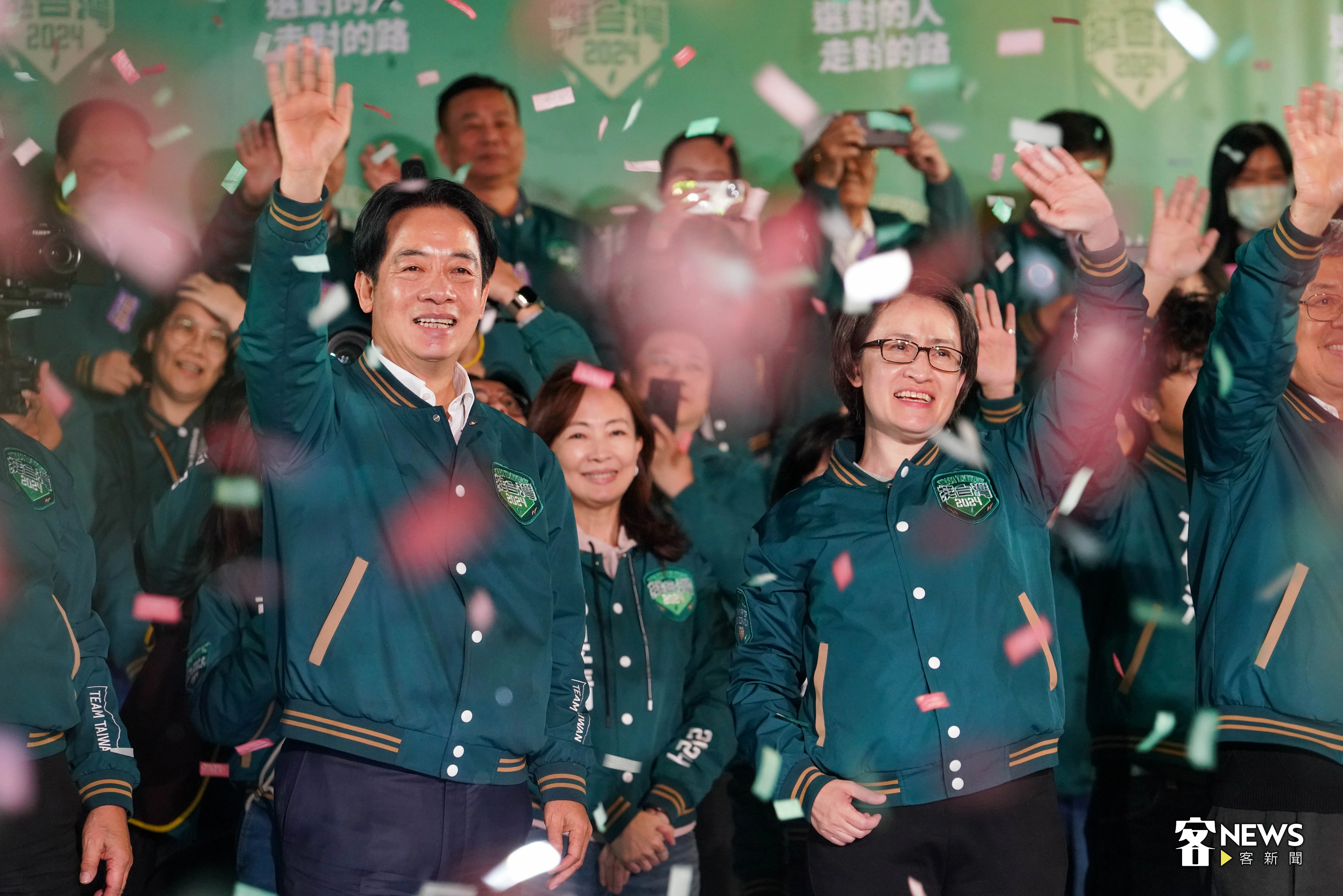 民進黨提名的賴清德、蕭美琴,13日晚以40.05%得票率當選中華民國下屆正、副總統,接受支持者歡呼。朱愷元攝