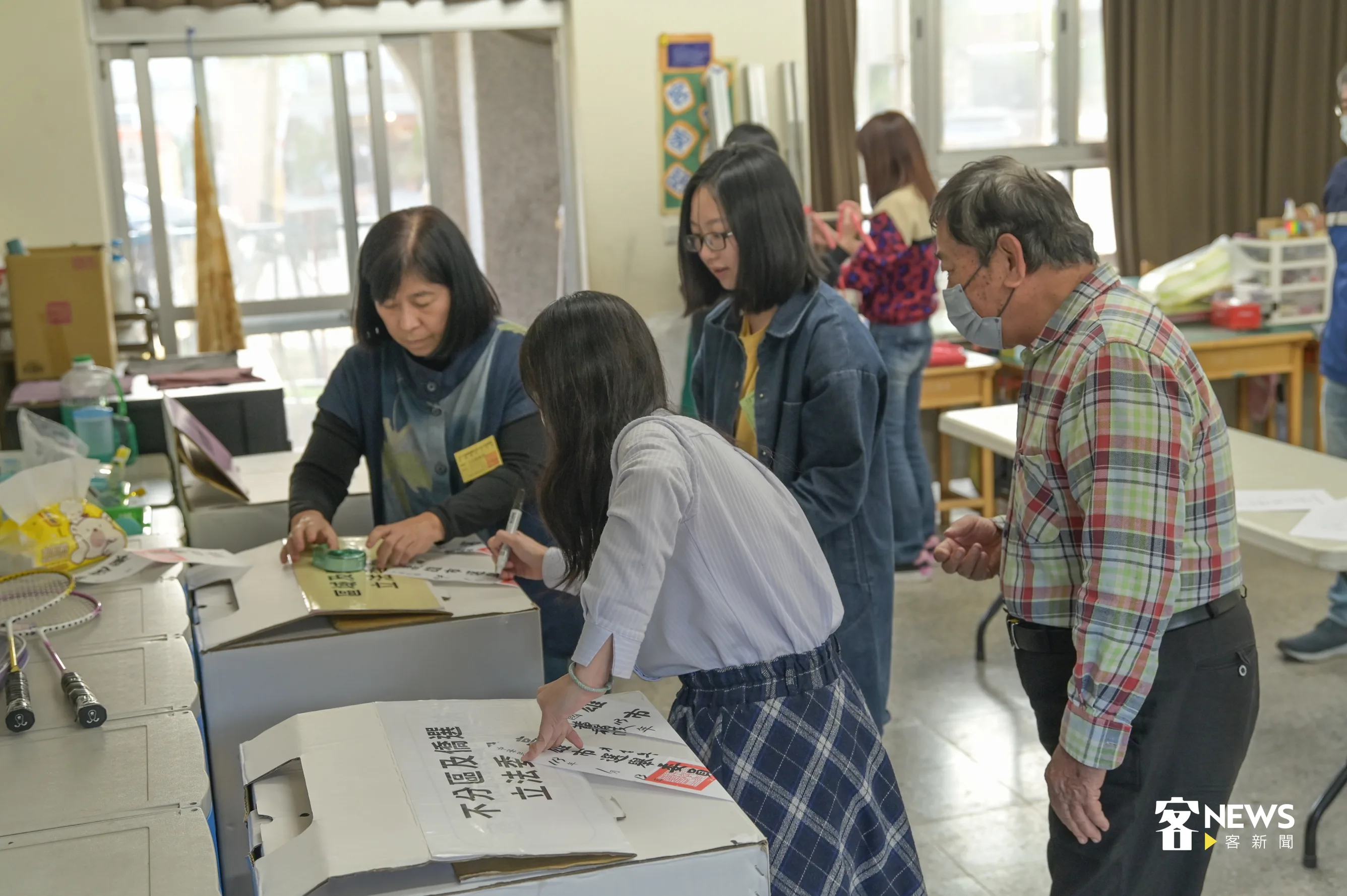 行政院通過「全國公投不在籍投票法」草案,中選會表示實施經驗可作為未來公職人員選舉參考。圖為2024總統大選開票前的彌封票匭作業。洪俊傑攝