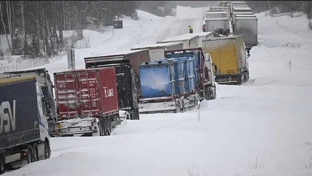 嚴重積雪阻礙了陸地交通。翻攝自Euronews官方《推特》