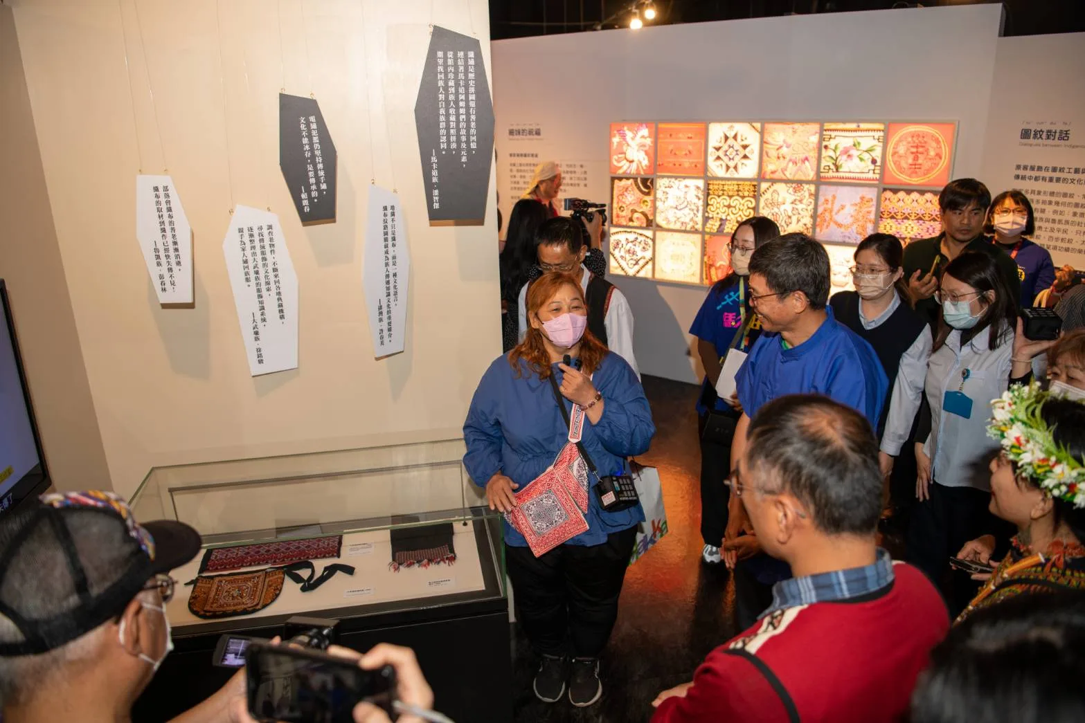 「尋衫－六堆原客服飾圖紋个對話特展開展」客籍馬卡道族媳婦（繡品復振）廖秀枝女士講解馬卡道族頭巾。客發中心提供