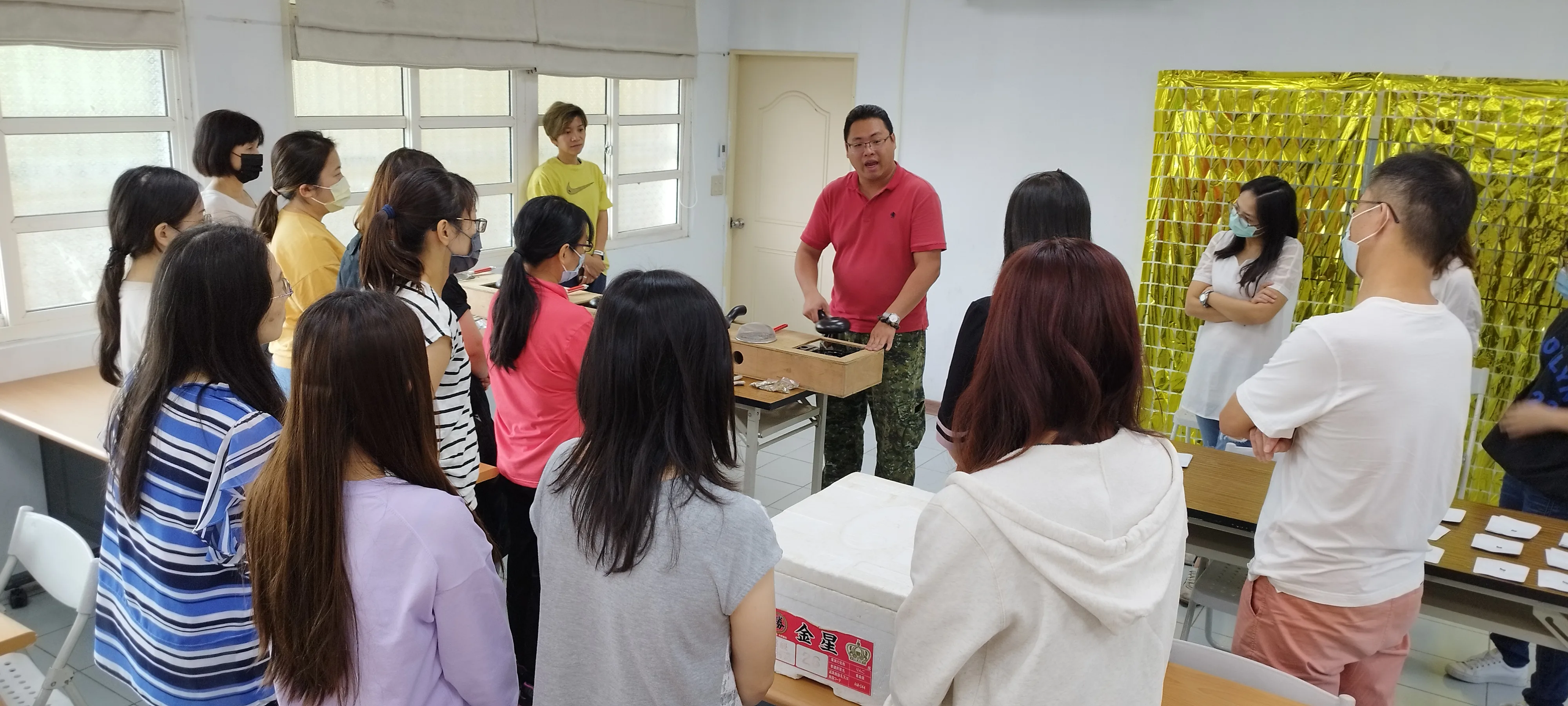戴嘉延到桃園龍岡國小，指導學校先生仰般焙咖啡，推廣咖啡食農教育課。鍾孝昇攝
