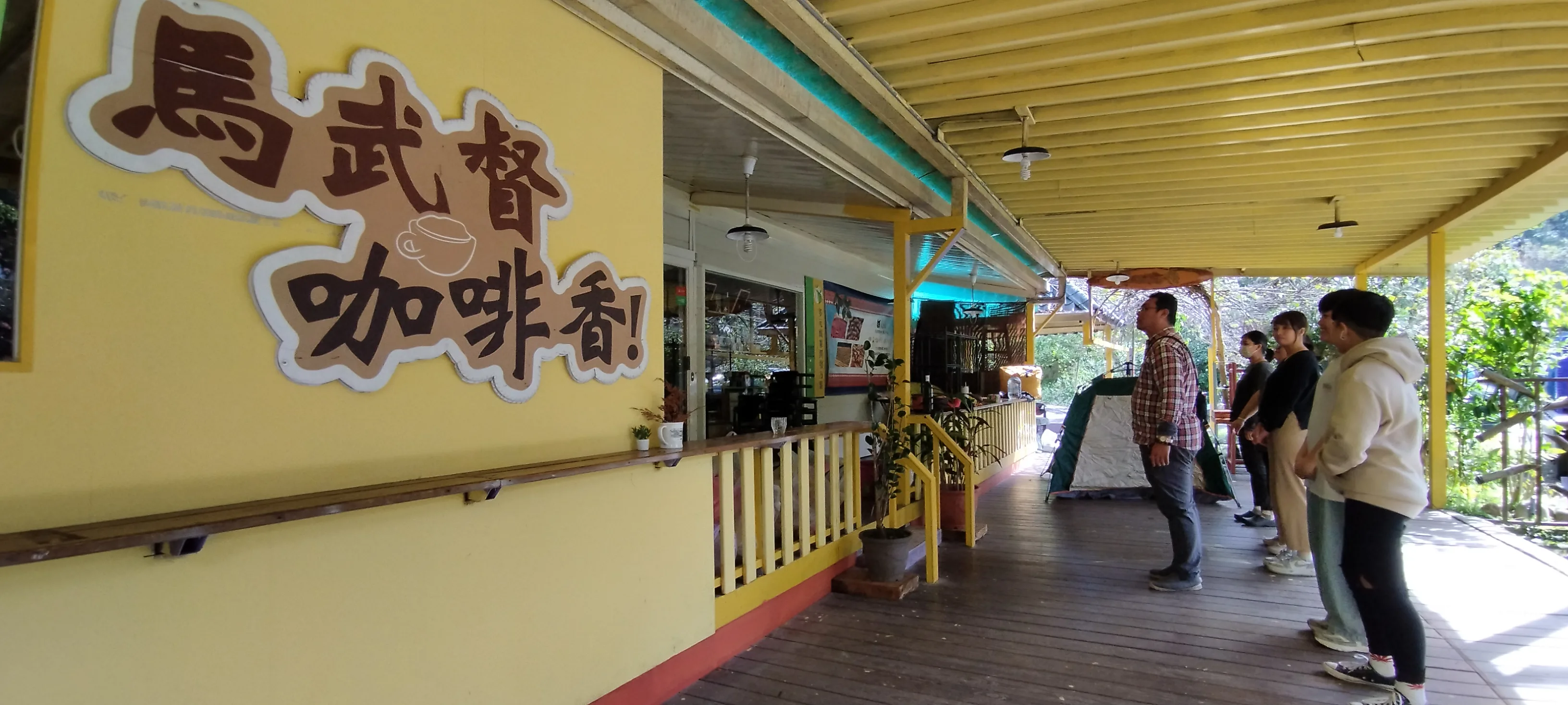 戴嘉延經理帶等團隊,摎咖啡館深深一鞠躬,拜別這隻做事三年个所在。鍾孝昇攝