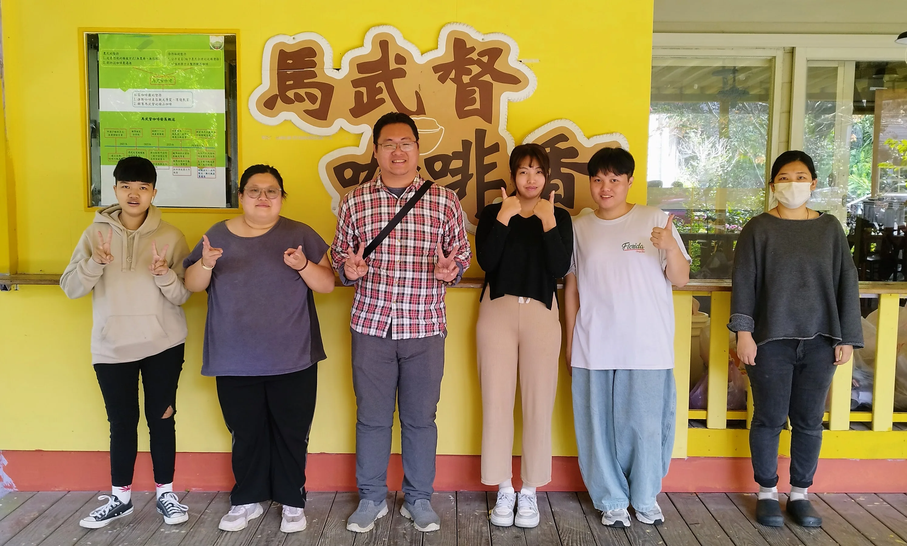 戴嘉延摎所有員工，在咖啡館營業个最尾一日，共下翕相留紀念。鍾孝昇攝