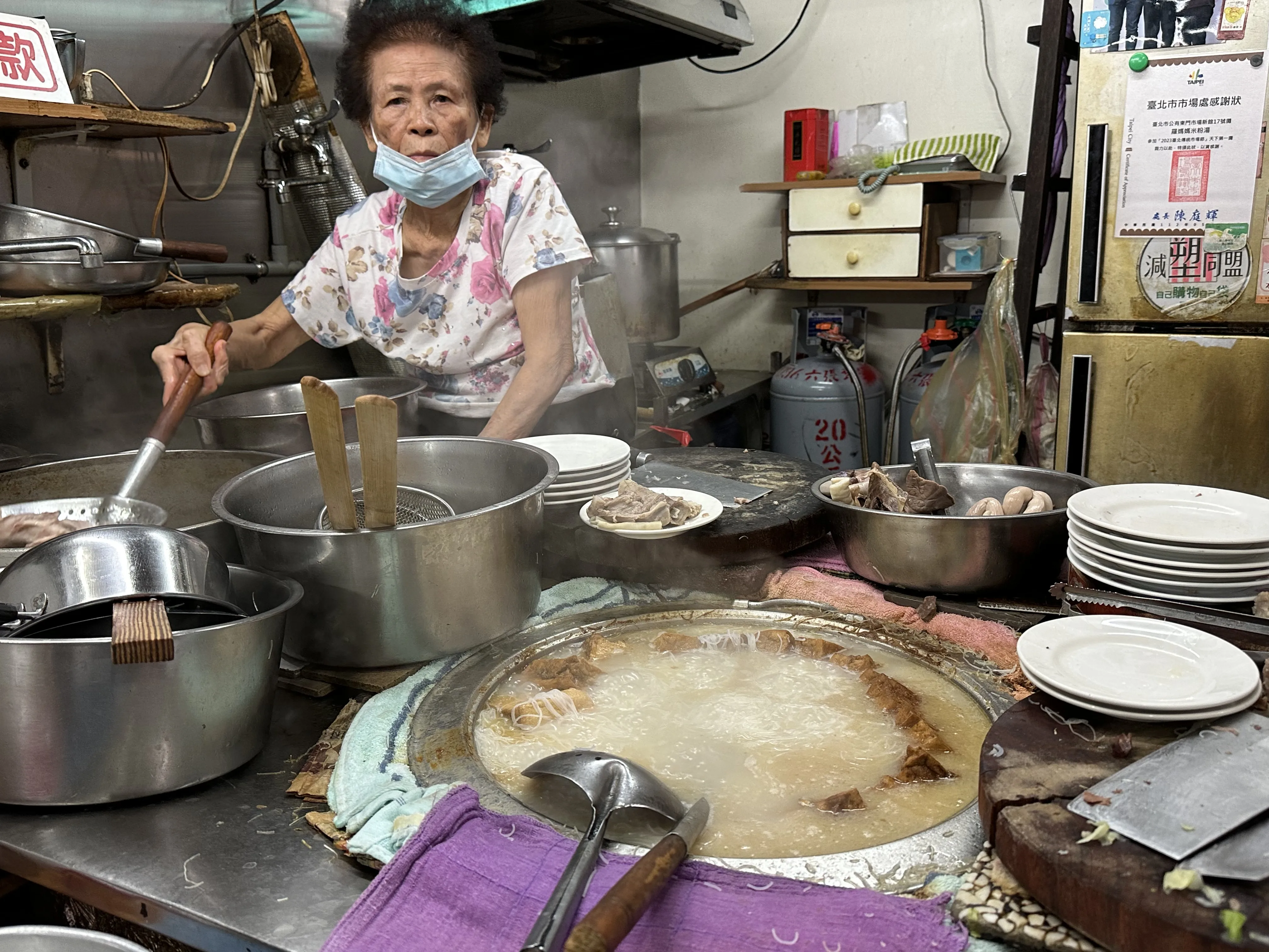 過了年就93歲的羅媽媽還在煮米粉湯，真是勤勞的客家女性。蕭秀琴攝