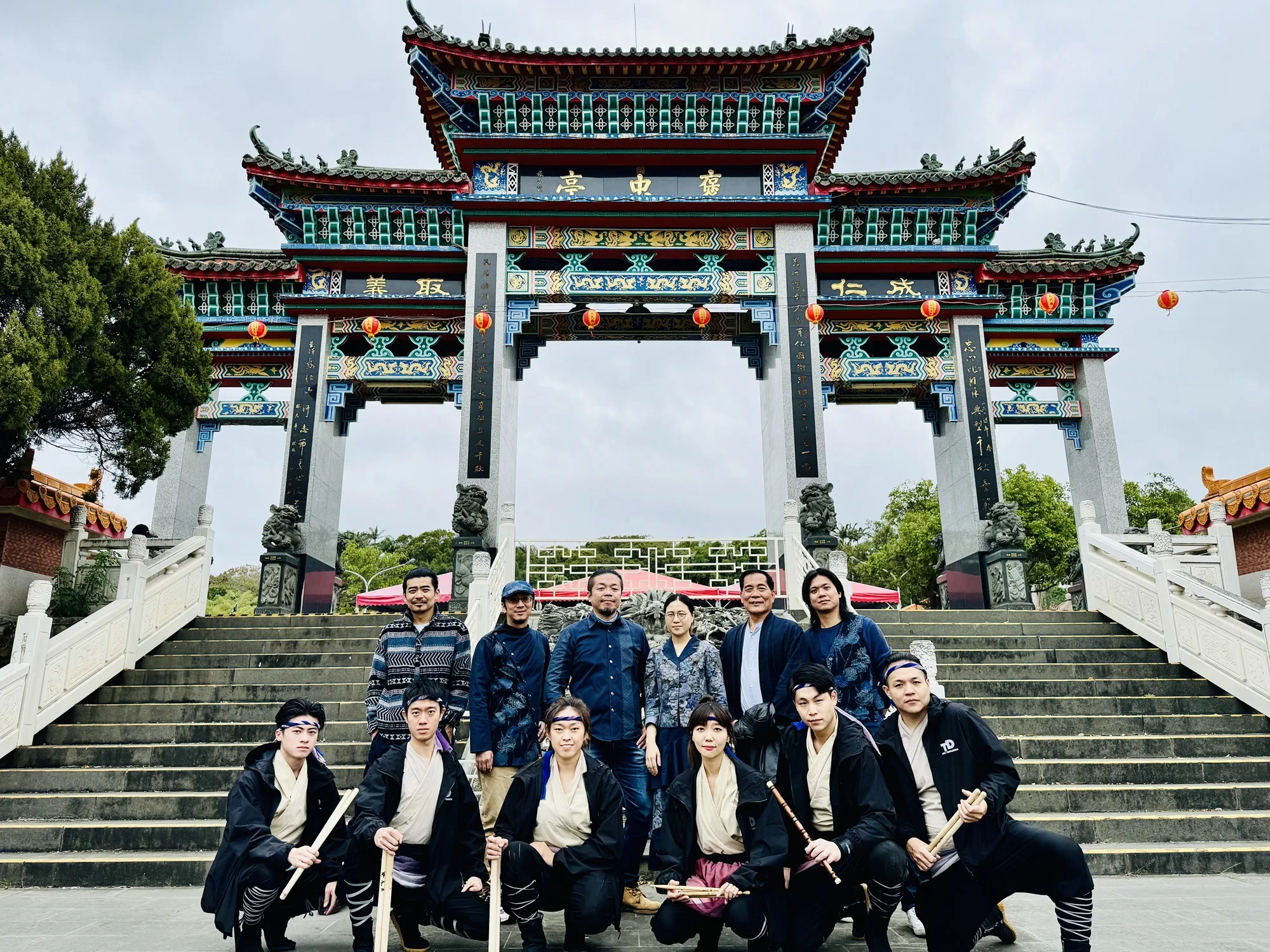 劉阿昌與打幫你樂團(後排站立者),將於本周六(1/6)下午2點30分在竹東樹杞林文化館,與享譽國際的十鼓擊樂團,一起攜手演出。劉阿昌與打幫你樂團提供