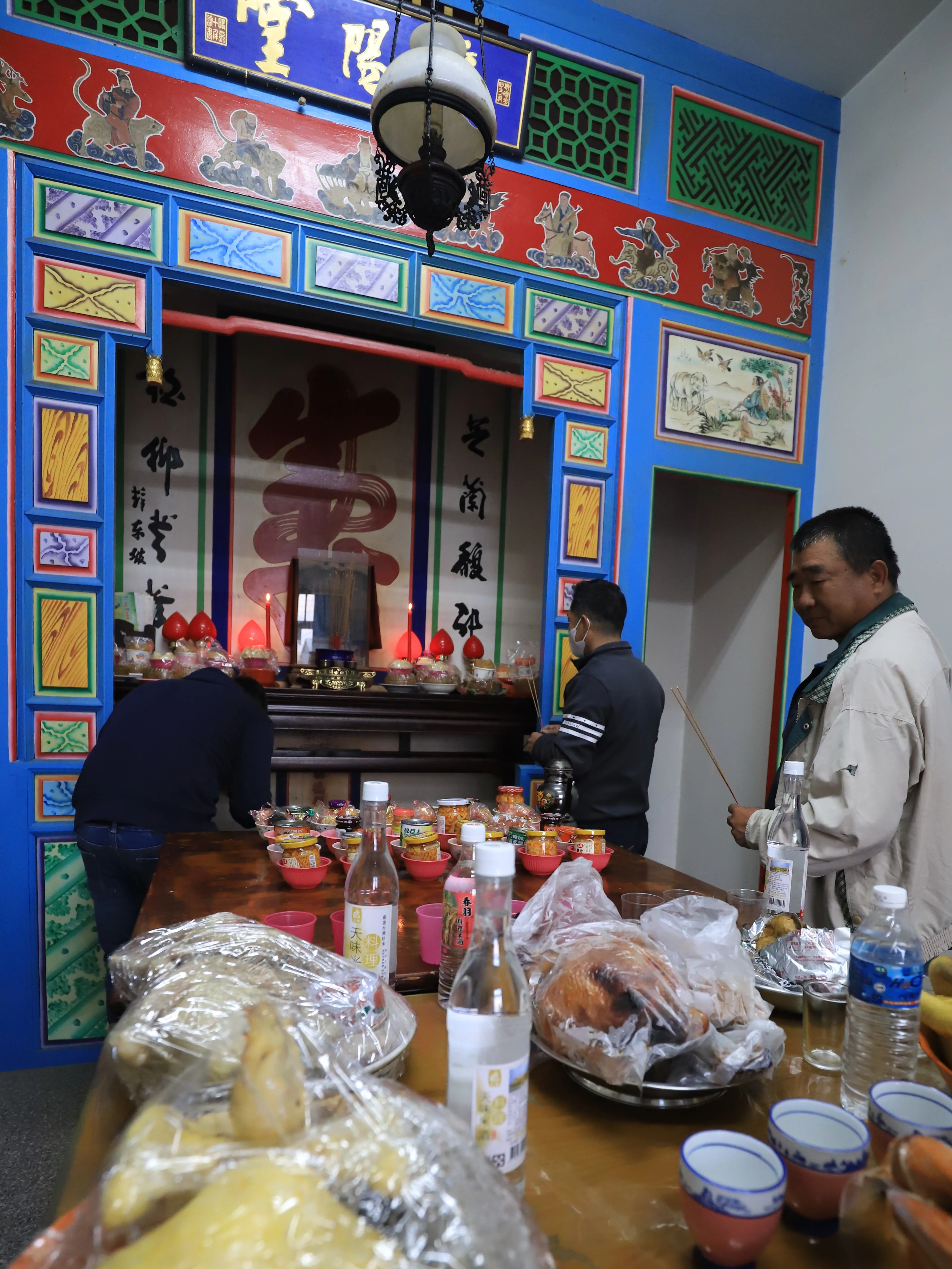 阿松哥用大埔客話拜請祖公、祖婆來入座。巫茂熾提供