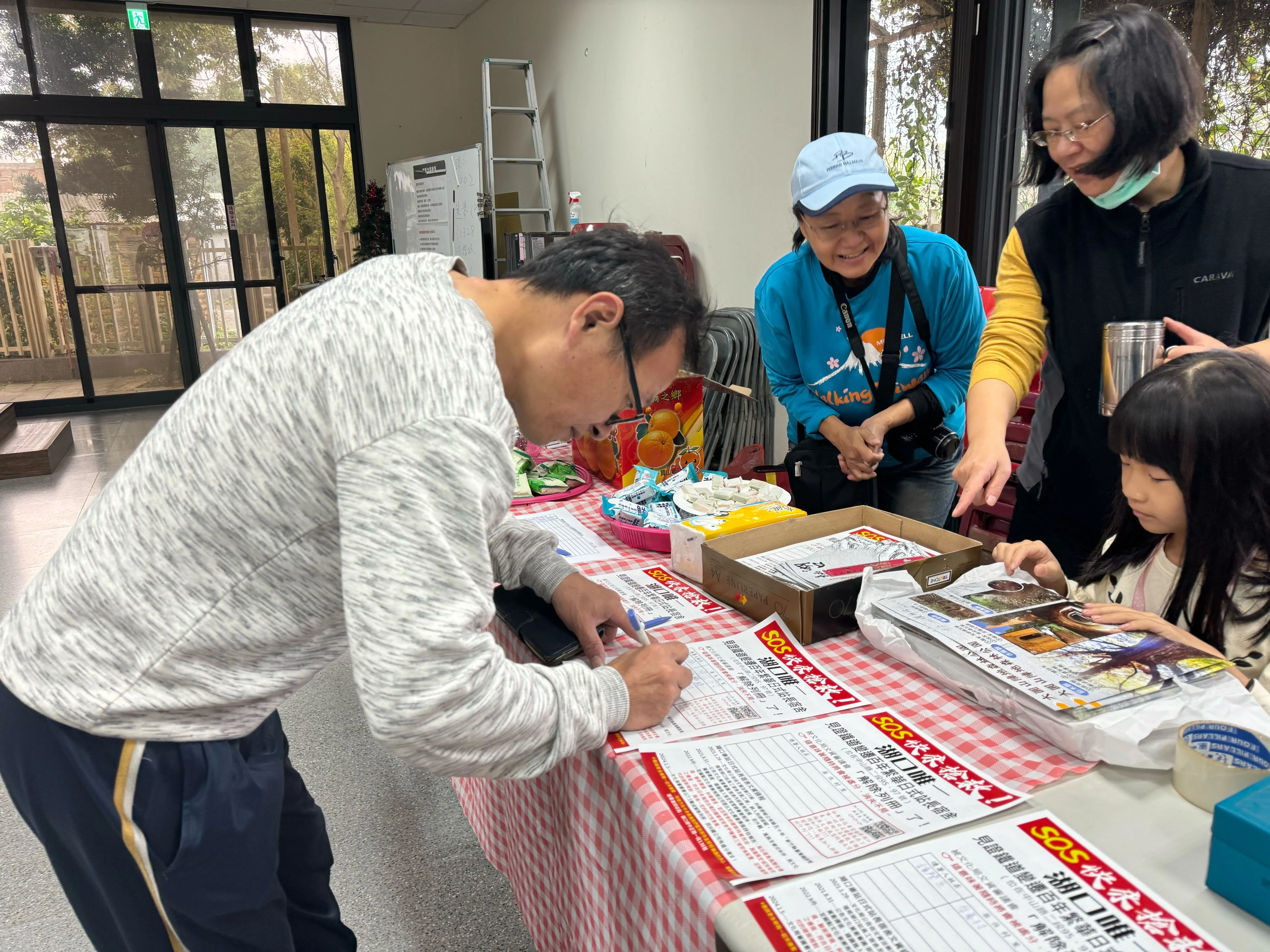志工正在引導民眾連署，希望在春節過後能夠力拚超過2000人的連署，讓交通部、台鐵局、縣府等單位能夠看到鄉親希望保留的共識和決心。鄒小青提供
