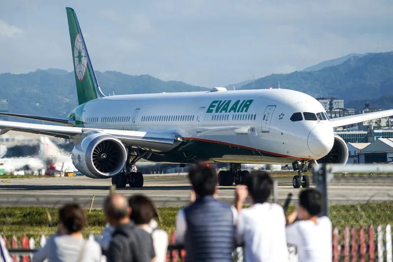 長榮航空機師為爭取權益醞釀罷工,機師工會18日宣稱不排除春節期間罷工。交通部長王國材19日表示,民航局已成立應變小組,以不發生罷工為最重要目標。圖為一架長榮航空班機19日下午在台北松山機場準備起飛。中央社
