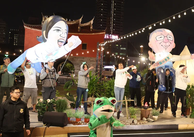 台灣民眾黨副總統候選人吳欣盈(中右白外套者)11日晚間在台北市北門廣場出席民間發起舉辦的「扛阿北守台灣感恩守夜晚會」,與支持者一起熱情大跳炸裂舞。中央社