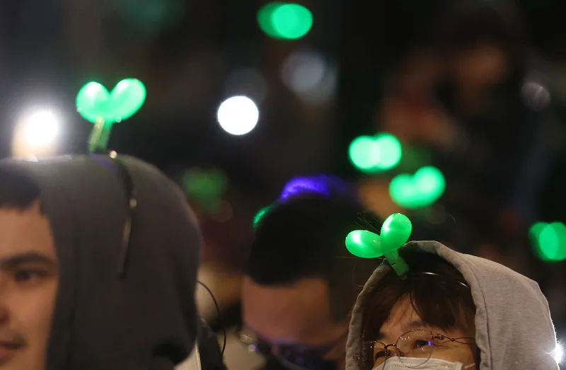 「扛阿北守台灣」感恩守夜晚會11日在台北市北門廣場舉行,許多支持者戴起小草頭飾到場表達對民眾黨總統候選人柯文哲的支持,場面熱鬧溫馨。<br />中央社