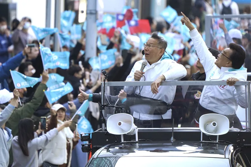 大選倒數2天,台灣民眾黨總統候選人柯文哲(前右2)11日下午在台北市區以車隊掃街拜票,吸引許多支持者聚集在內湖區路旁,熱情揮旗表達支持。<br />中央社