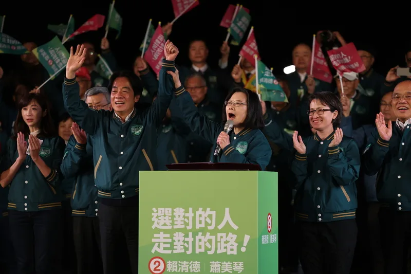 總統蔡英文（中）高舉總統候選人賴清德（前左）的手，呼籲選民務必支持賴清德，也強調他是唯一能夠堅定守護中華民國台灣的總統。中央社