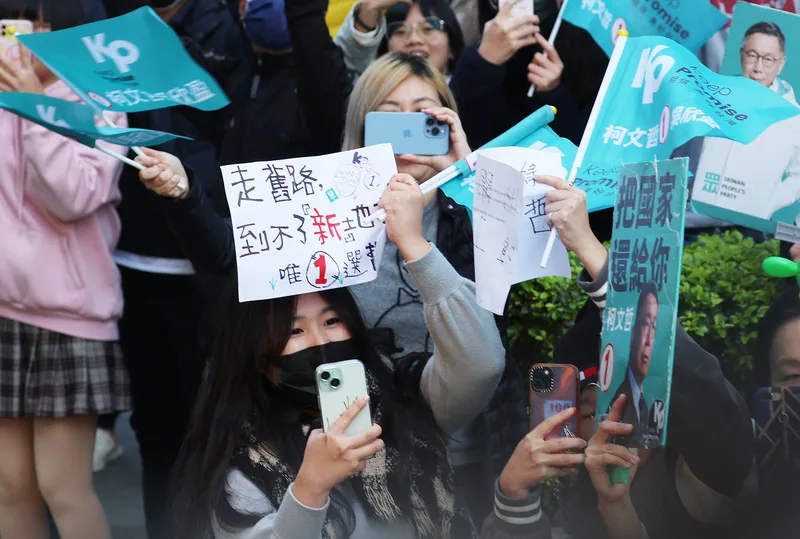 選戰倒數計時,台灣民眾黨總統候選人柯文哲11日下午從台北中山21號廣場出發,以車隊掃街催票,有支持者高舉自製標語,一邊拿手機搶拍。中央社