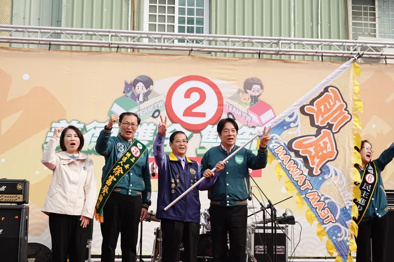 民進黨總統候選人賴清德(左4)啟動全國大車掃,8日在屏東縣東港東隆宮集結,與屏南立委候選人徐富癸(左2)、屏東縣長周春米(左1)舉行記者會,東港東隆宮董事長潘慶士(左3)致予賴清德順風旗,盼車掃過程一路順利。中央社